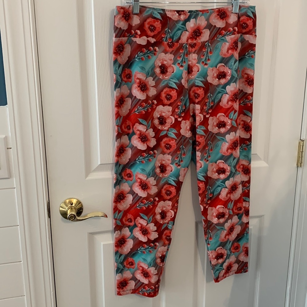EUC Soft Capri Floral Leggings size “Curvy”. See measurements‎ in description